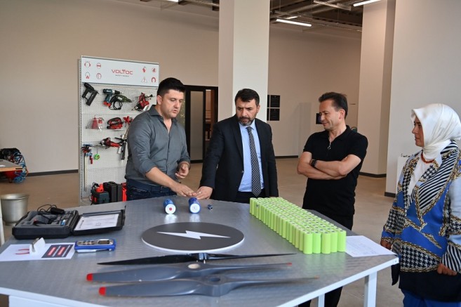 KOSGEB Başkanı Hasan Basri Kurt, Tuzla Belediyesi Teknoloji Merkezi’ni Gezdi