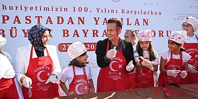 Çocukların Cumhuriyet Bayramında Pasta’dan Yaptığı Türk Bayrağı Tarihe Geçti 