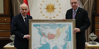 Cumhurbaşkanı Erdoğan ve Bahçeli Türk Dünyası Haritası ile poz verdi