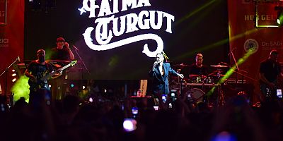 Fatma Turgut Sevilen Şarkılarını Tuzla’da Söyledi