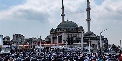 Taksim'e yapılan cami kılınan cuma namazıyla ibadete açıldı