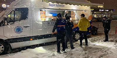 Tuzla Belediyesi Kar Nedeniyle Mahsur Kalan Vatandaşlara Sıcak Çorba İkramında Bulundu