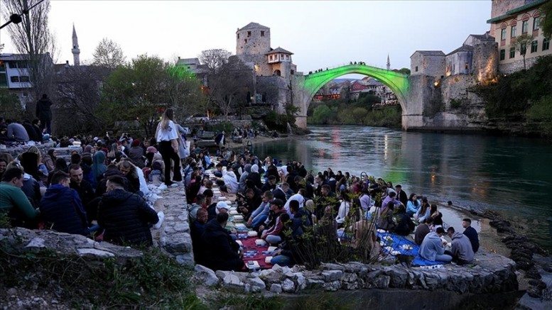 Tarihi Mostar Köprüsü'nün yakınında 1300 kişilik iftar düzenlendi