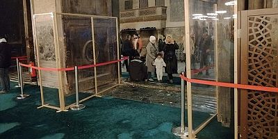 Ayasofya-i Kebir Camii'ndeki imparatorluk kapısına cam bölmeli koruma