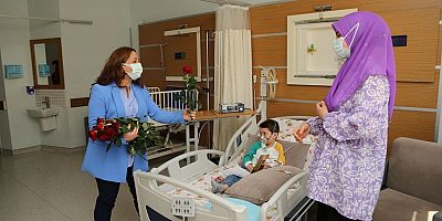 Başkan Yazıcı’dan Tuzla Devlet Hastanesi’ndeki Annelere Sürpriz