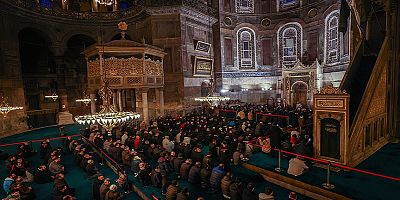Berat Kandili'nde eller depremzedeler için semaya kalktı