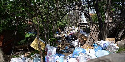 Çöplerinin Alınışını Gözleri Dolarak İzledi