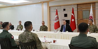 Cumhurbaşkanı Erdoğan, iftarda askerlerle bir araya geldi