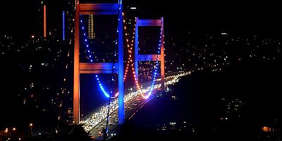 FSM Köprüsü Dünya Kanser Günü'ne dikkati çekmek için ışıklandırıldı