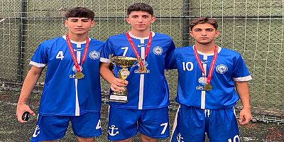 FUTSAL Şampiyonu PİRİ REİS MTAL Kupasını Aldı 