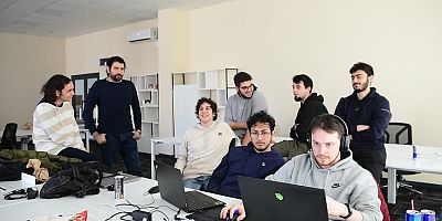 Gençler Projelerini Tuzla Belediyesi Teknoloji Merkezi'nde Geliştiriyor