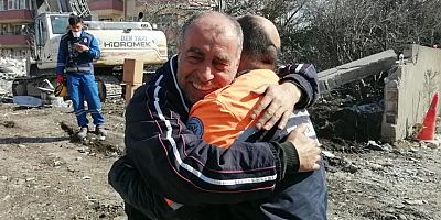 Hatay’da Duygulandıran Sarılma. Günler Sonra Kendisini Enkazdan Kurtaran Ekiple Buluştu