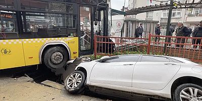 Kağıthane'de İETT otobüsü park halindeki otomobile çarptı