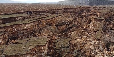 Kahramanmaraş'ta depremde oluşan devasa yarık havadan görüntülendi