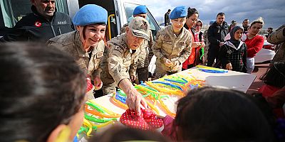 Kahramanmaraş'ta Mehmetçik depremzede çocuklara oyuncak dağıttı