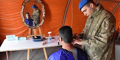 Malatya'da depremzedelerin yemeği de tıraşı da Mehmetçik'ten