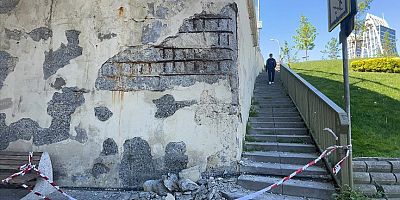 Maltepe Köprüsü'nün bazı bölümlerinde beton ve sıvalar döküldü