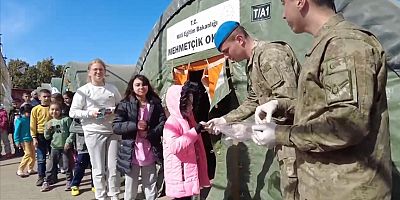 Mehmetçik depremzedelere kandil simidi dağıttı