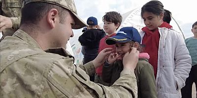 MSB'den deprem bölgesindeki çocuklara şapka ve kıyafet dağıtıldı