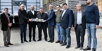 Patlayan lastiklerle deprem bölgesine yardım ulaştıran tır sürücüsüne dorse hediye edildi