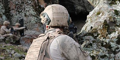 Pençe-Kilit bölgesinde başlatılan operasyonda teröristler mağarada sıkıştırıldı