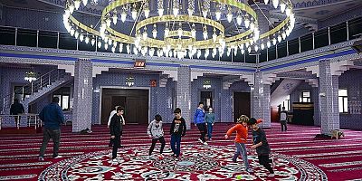 Pendik'deki Hazreti Ömer Camisi'ne çocuklar büyüklerini götürüyor