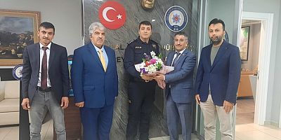 Saadet Partisi’nden, Türk Polisi’ne çiçekli ve çikolatalı kutlama