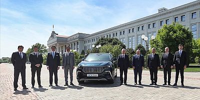 Sanayi ve Teknoloji Bakanı Varank, Özbekistan Cumhurbaşkanı Mirziyoyev'e Togg'u teslim etti