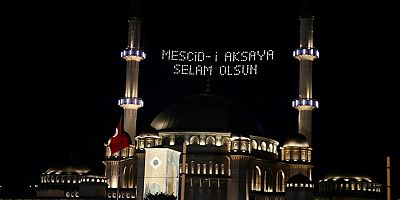 Taksim Camisi'ne ''Mescid-i Aksa'ya selam olsun'' mahyası asıldı