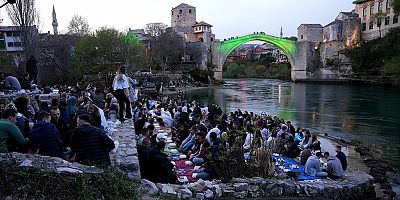 Tarihi Mostar Kprs'nn yak?n?nda 1300 ki?ilik iftar dzenlendi