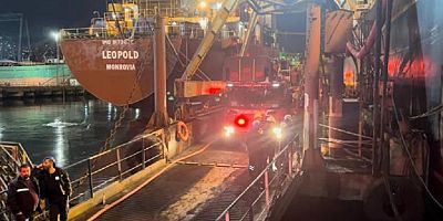 Tuzla'da 120 metre uzunluğundaki balıkçı gemisinde yangın! Ekipler alevlere müdahale ediyor