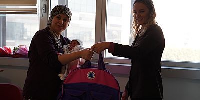 Tuzla’da 2023 Yılının İlk Anne ve Bebeklerine Başkan Yazıcı’dan Hediye