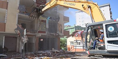 Tuzla’da iki riskli bina daha kentsel dönüşüm kapsamında yıkıldı