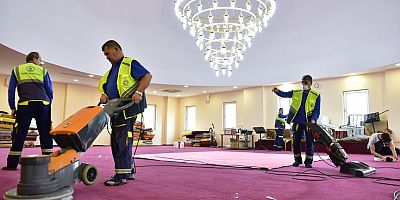 Tuzla’da ‘temizlik çalışmaları’ saat ve mevsim fark etmeksizin aralıksız devam ediyor