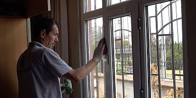 Tuzla’da Yaşayan 65 Yaş Üstü Vatandaşların Ev Temizliği Belediye Ekipleri Tarafından Yapıyor