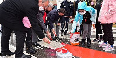 Tuzla’da Yaya Geçitleri Kırmızıya Boyandı